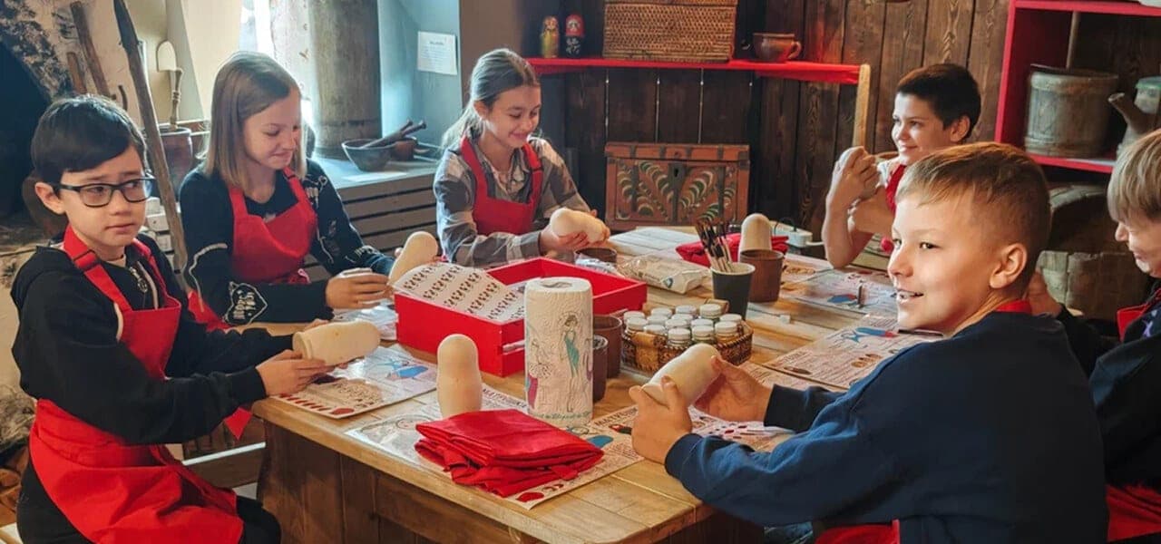 Дети расписывают игрушки на мастер-классе