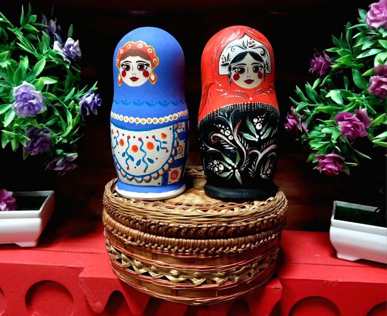 Две расписанные матрёшки