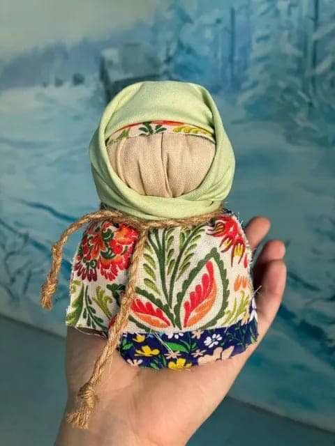 Кукла Крупеничка в руке