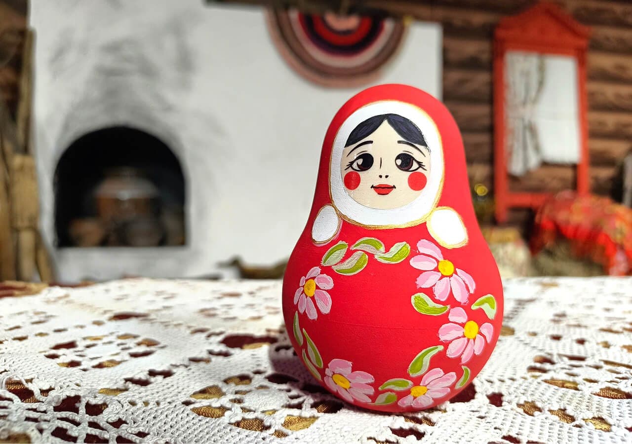 Расписанная красная неваляшка с цветами